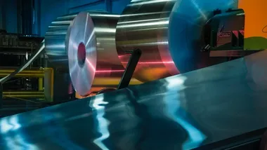 Immagine di una fabbrica, più specificamente di macchinari di produzione.