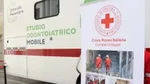 foto della clinica mobile e poster con scritto "Studio Odontoiatrico Mobile" e logo "Diritto alla Prevenzione"
