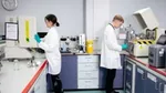 Due scienziati specializzati in materiali da imballaggio della Unilever testano dei campioni per verificarne le proprietà di barriera contro umidità, ossigeno e luce.