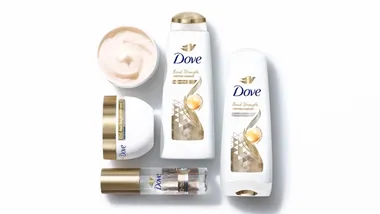 Cinque prodotti della gamma Dove Bond Strength con tecnologie avanzate di rafforzamento del legame per riparare i danni estremi ai capelli.